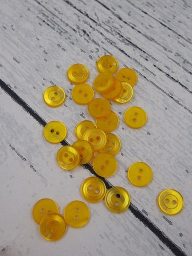 Keltainen muovinappi Ø 1,1 cm
